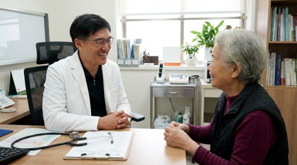 吳紹琥醫師於診間幽默與患者輕鬆對談 展示如何運用診間幽默化解看診焦慮感 醫師透過診間幽默提升患者心理安全感 營造充滿溫度的診間幽默對話醫療環境