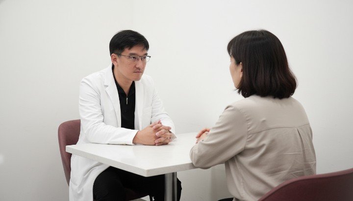 醫師向病患詳細解釋不同肉毒品牌差異 診所室內環境與專業肉毒品牌藥劑展示 專業醫師正在為患者施打肉毒品牌藥劑 肉毒品牌轉換前的手術同意書與說明書