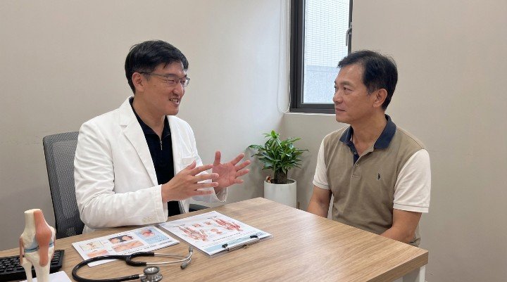 醫師與患者討論體脂肪過高帶來的健康風險 專業儀器顯示體脂肪過高的測量數據圖表 透過健康飲食與規律運動有效改善體脂肪過高問題 法瑞診所提供專業諮詢與個人化減脂計畫