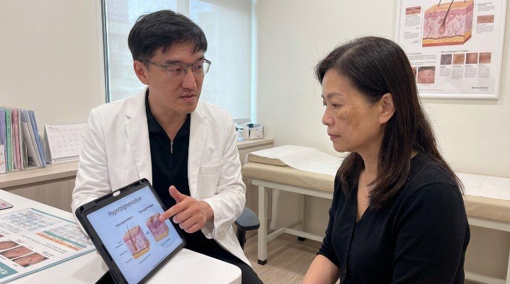 專業皮膚科醫師正在檢查患者臉部的色素沉澱 醫美診所內進行皮秒雷射改善色素沉澱療程 顯微鏡下觀察皮膚組織中的黑色素與色素沉澱 特寫受損肌膚修復後的健康狀態解決色素沉澱