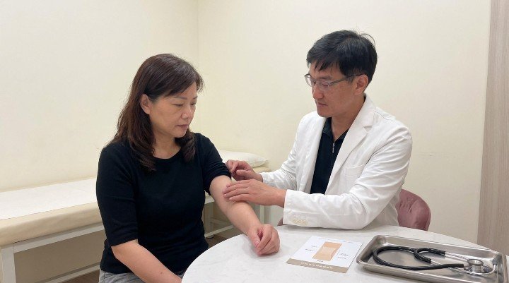 專業醫師正在解說如何達到皮膚緊緻效果 電波儀器施作於腹部以促進皮膚緊緻拉提 醫美診所提供專業建議改善皮膚緊緻問題 透過複合式體雕療程維持全身皮膚緊緻度