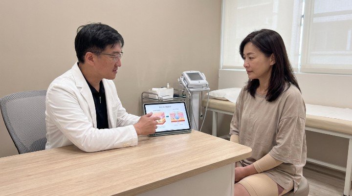 專業醫師在診間說明抽脂術後復原細節 模特兒展示抽脂術後穿著塑身衣的效果 醫護人員協助指導抽脂術後按摩技巧 營養豐富的餐點有助於抽脂術後組織修復