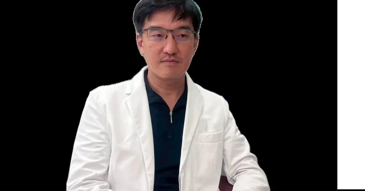 吳芮醫師說明膠原蛋白增生劑的原理與預期效果差異。